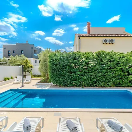 Deluxe Carlotta Apartment